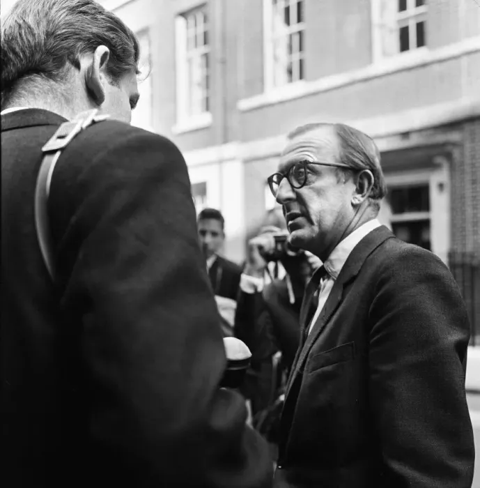 Framed Print : Ministers in Downing Street during talks between Alec Douglas-Home Framed Print : Ministers in Downing Street during talks between Alec Douglas-Home