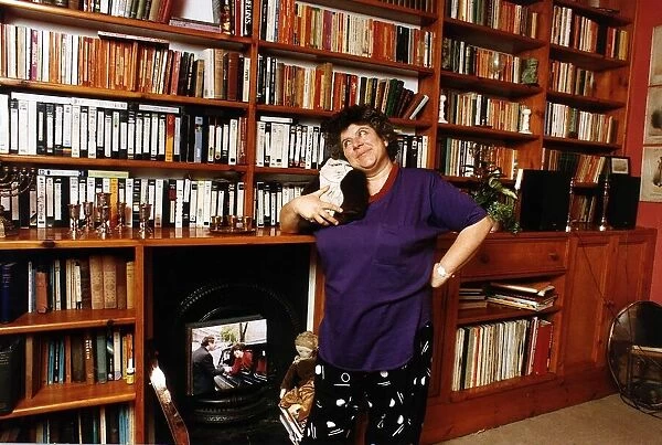 Miriah Margolyes Actress at home with her books Vidios