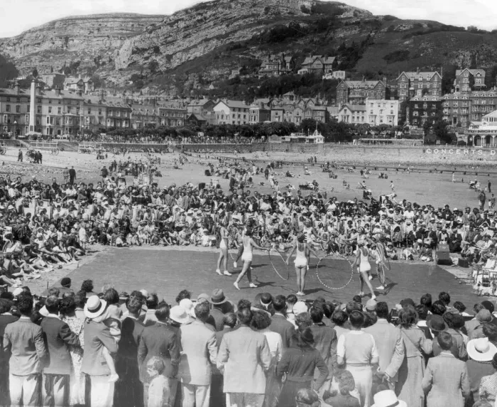 Framed Print : The Mirror 8 acrobatic display team entertain the crowd on the beach at Llandudno in Framed Print : The Mirror 8 acrobatic display team entertain the crowd on the beach at Llandudno in
