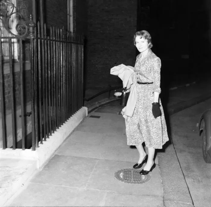 Framed Print : Miss Clarissa Spencer Churchill arrives in Downing Street after her wedding to Anthony