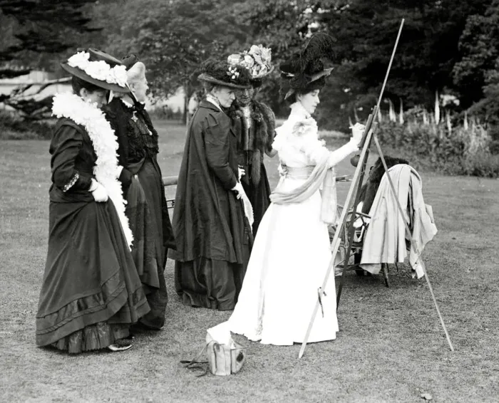 Framed Print : Miss Dorothy Coxs making lightning sketches in the grounds of Eltham Palace