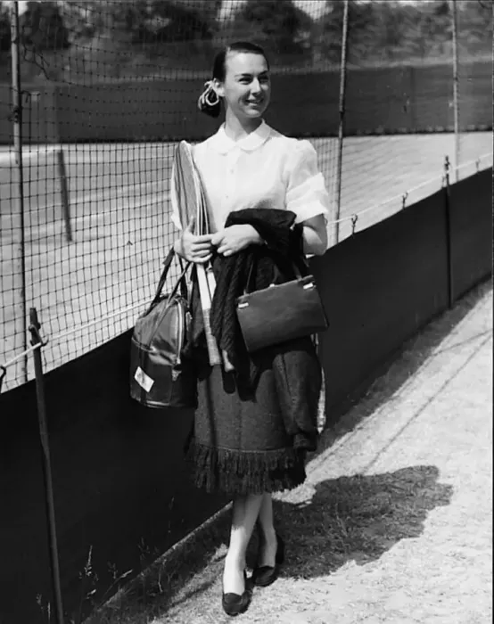 Framed Print : Miss Gussie Moran arrives to play June 1950 in the Kent Lawn Tennis Championships Framed Print : Miss Gussie Moran arrives to play June 1950 in the Kent Lawn Tennis Championships