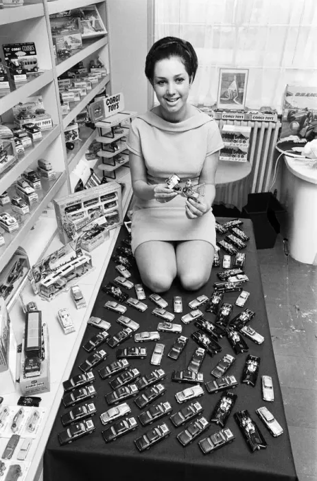 Framed Print : Miss Jennifer Kitt, 20, Mettoys beauty queen who works in the assembly plant models
