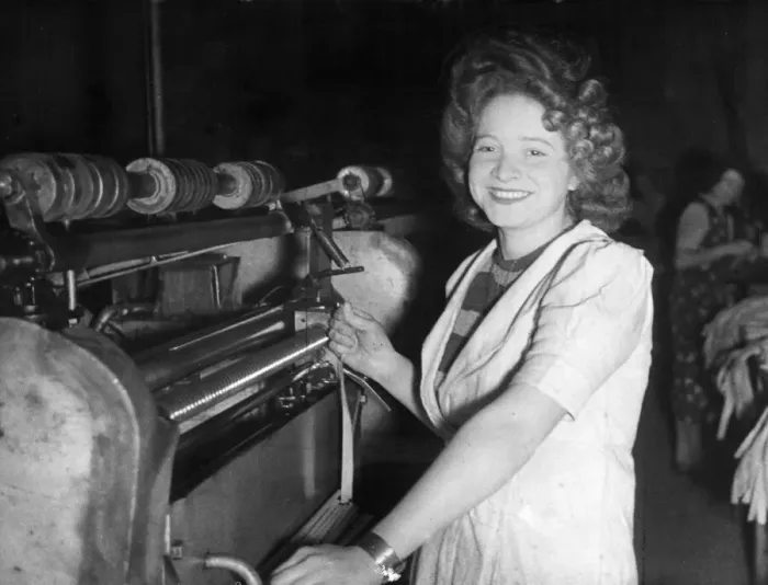 Framed Print : Miss Jessie Lawton, at her machine in the munitions factory in Birmingham Framed Print : Miss Jessie Lawton, at her machine in the munitions factory in Birmingham