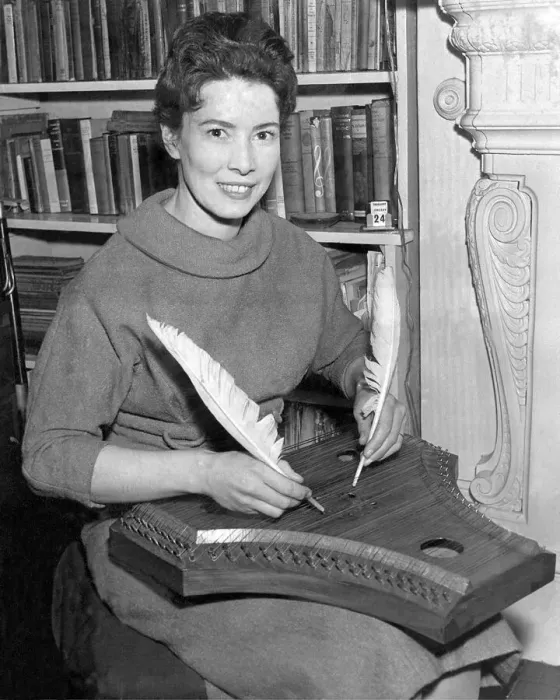 Framed Print : Miss Joan Rimmer of Heath Hurst Road, Hamstead seen playing the psaltery with goose Framed Print : Miss Joan Rimmer of Heath Hurst Road, Hamstead seen playing the psaltery with goose