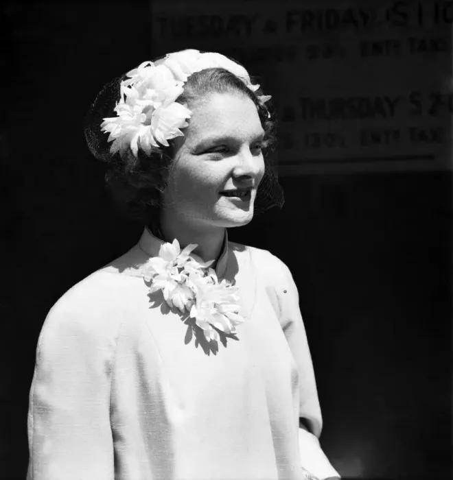 Framed Print : Miss Rosamund Lowry wore this small hat trimmed with marguerites with matching flower
