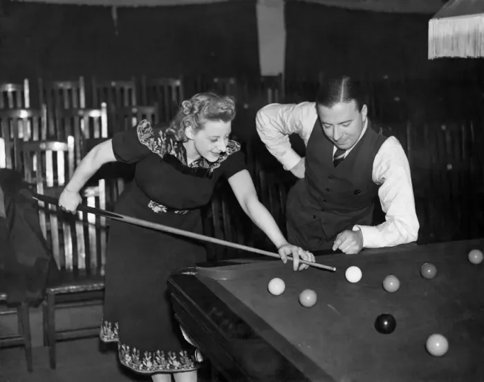 Framed Print : Miss Sheila Goodacre, of Llandudno, demonstrates a few snooker shots to Fred Davis