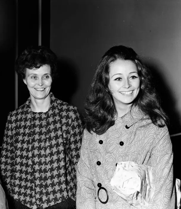Framed Print : Miss UK 1969. Sheena Drummond from Scotland with her mum 22nd October 1969
