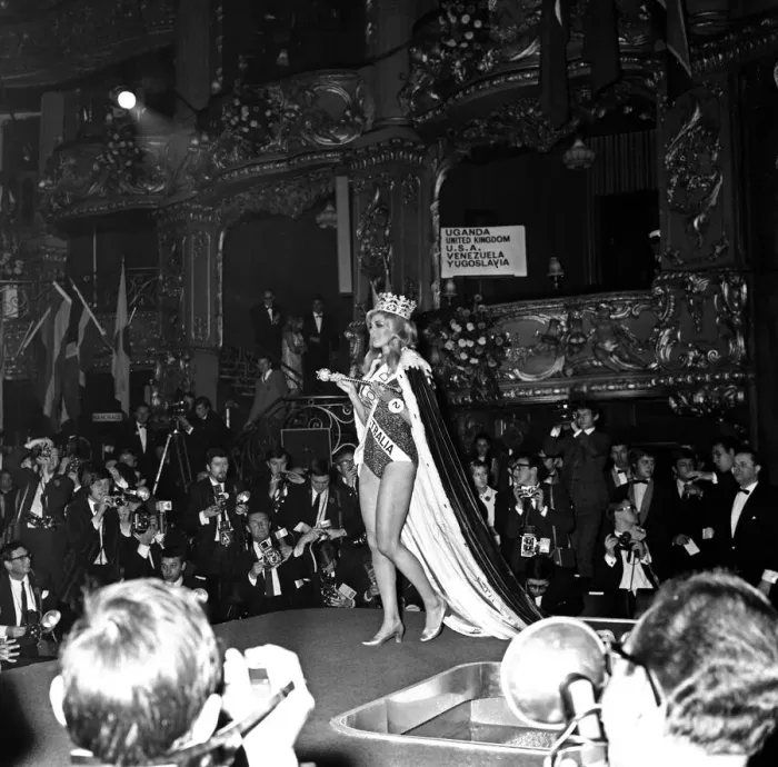 Framed Print : Miss World 1968, held at Lyceum Theatre, London, 14th November 1968 Framed Print : Miss World 1968, held at Lyceum Theatre, London, 14th November 1968
