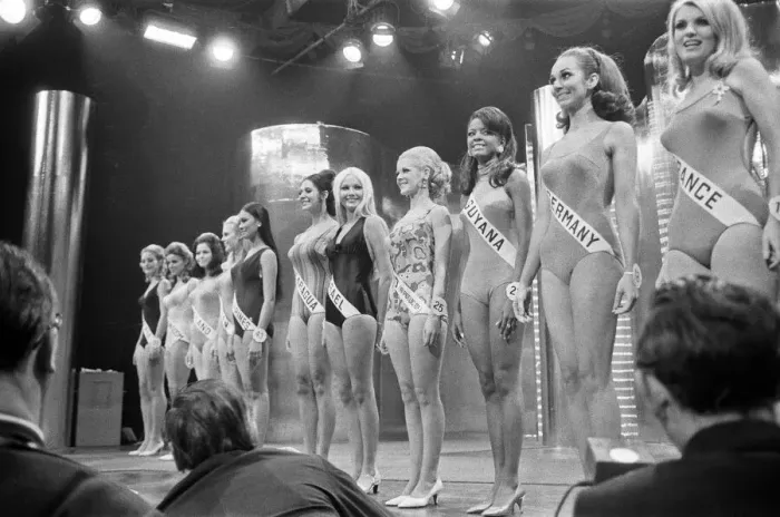 Framed Print : Miss World 1968, held at Lyceum Theatre, London, 14th November 1968 Framed Print : Miss World 1968, held at Lyceum Theatre, London, 14th November 1968