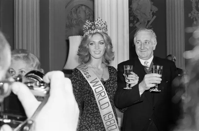 Framed Print : Miss World 1980, Miss Germany Gabriella Brum breakfast photocall with Lord Mayor of