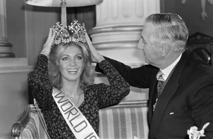 Framed Print : Miss World 1980, Miss Germany Gabriella Brum breakfast photocall with Lord Mayor of