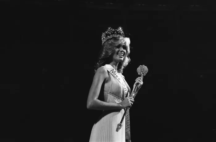 Framed Print : Miss World 1980. Miss Germany Gabriella Brum is crowned Miss World 13th November 1980 Framed Print : Miss World 1980. Miss Germany Gabriella Brum is crowned Miss World 13th November 1980