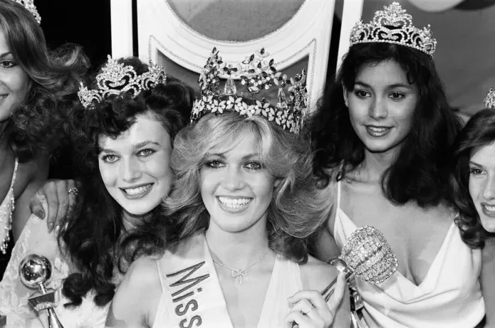 Framed Print : Miss World 1980. Miss Germany Gabriella Brum is crowned Miss World 13th November 1980