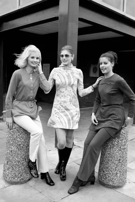 Framed Print : The Miss World'contestants arriving at Heathrow Airport to take part in Framed Print : The Miss World'contestants arriving at Heathrow Airport to take part in