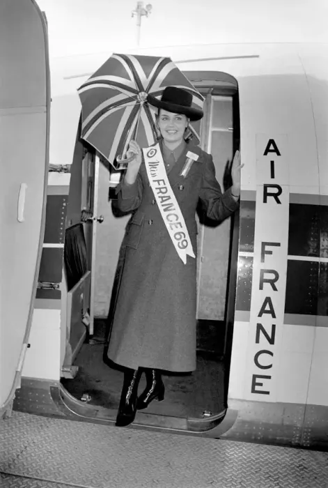 Framed Print : The Miss World'contestants seen here arriving at Heathrow Airport to take