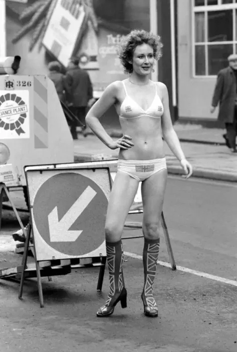 Framed Print : Model Carolyn Wright seen here on the streets of London modelling the 1975 Summer