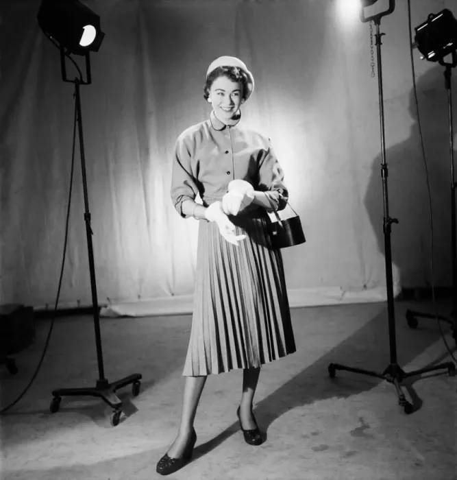 Framed Print : Model Jackie Jackson wearing a dress, white gloves, hat and carrying a handbag Framed Print : Model Jackie Jackson wearing a dress, white gloves, hat and carrying a handbag