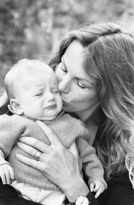 Framed Print : Former model Jean Shrimpton, 36, pictured with baby son Thaddeus, aged 3 months Framed Print : Former model Jean Shrimpton, 36, pictured with baby son Thaddeus, aged 3 months