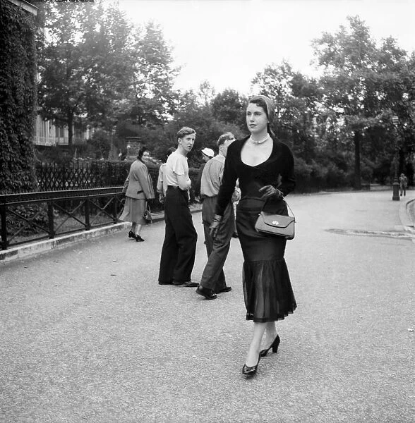 Model Jo Bevan wearing fashions of the day July 1952 C3529-001