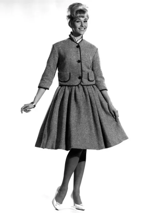 Framed Print : Model Jo Waring wearing a buttoned up jacket and matching skirt. October 1961 P007828 Framed Print : Model Jo Waring wearing a buttoned up jacket and matching skirt. October 1961 P007828