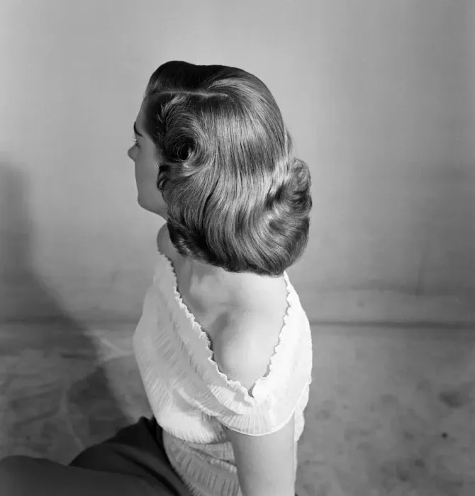 Framed Print : Model Pam Felstead, who is modelling hairstyles for the Daily Mirror. 18th June 1957