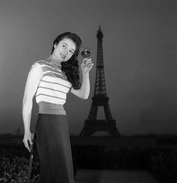 Framed Print : A model raises a glass of wine in front of the Eiffel Tower