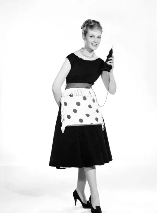 Framed Print : Model Roma Reeves seen here wearing green spot apron whislt knitting 1958 B944-002 Framed Print : Model Roma Reeves seen here wearing green spot apron whislt knitting 1958 B944-002