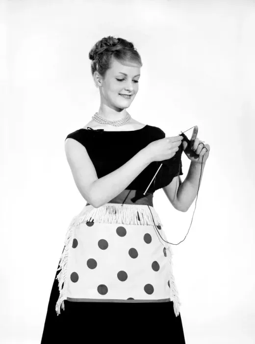 Framed Print : Model Roma Reeves seen here wearing green spot apron whislt knitting 1958 B944-002 Framed Print : Model Roma Reeves seen here wearing green spot apron whislt knitting 1958 B944-002