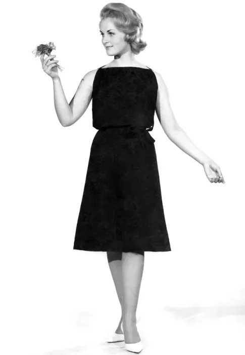 Framed Print : Model Roma Reeves wearing a sleveless black dress. October 1961 P007829 Framed Print : Model Roma Reeves wearing a sleveless black dress. October 1961 P007829