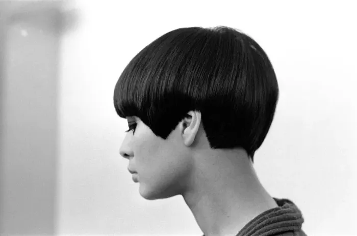 Framed Print : Model Sandra Mundy, with her boyish Mary Quant hair style Framed Print : Model Sandra Mundy, with her boyish Mary Quant hair style