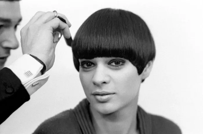 Framed Print : Model Sandra Mundy, with her boyish Mary Quant hair style Framed Print : Model Sandra Mundy, with her boyish Mary Quant hair style