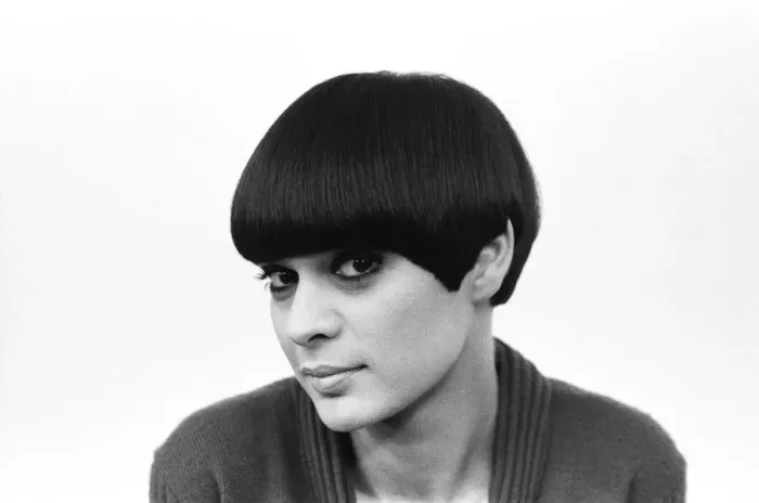Framed Print : Model Sandra Mundy, with her boyish Mary Quant hair style Framed Print : Model Sandra Mundy, with her boyish Mary Quant hair style
