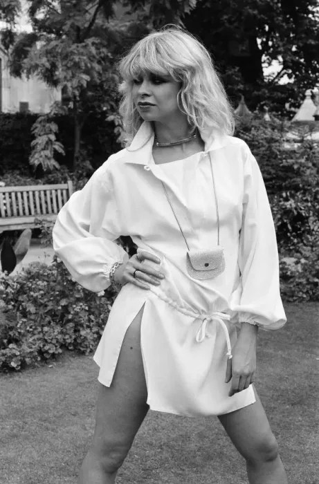 Framed Print : Model wearing 1977 clothing, Sunday Mirror fashion feature, pictured in garden