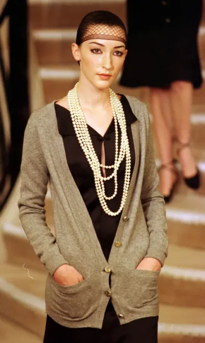 Framed Print : Model wearing Chanel 20 January 1998: wearing hair net Framed Print : Model wearing Chanel 20 January 1998: wearing hair net