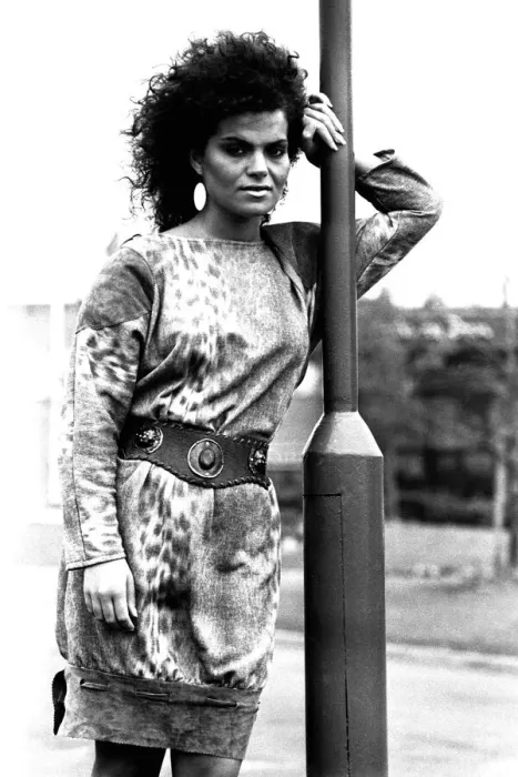 Framed Print : A model wearing a dress in September 1983 Framed Print : A model wearing a dress in September 1983