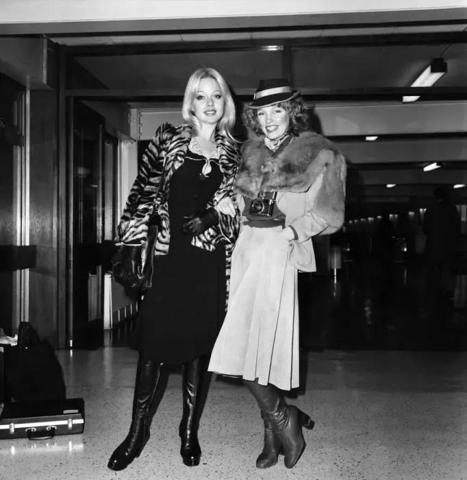 Framed Print : Models Lilian Muller (blonde) and Suze (in hat) leaving Heathrow Airport for Chicago Framed Print : Models Lilian Muller (blonde) and Suze (in hat) leaving Heathrow Airport for Chicago