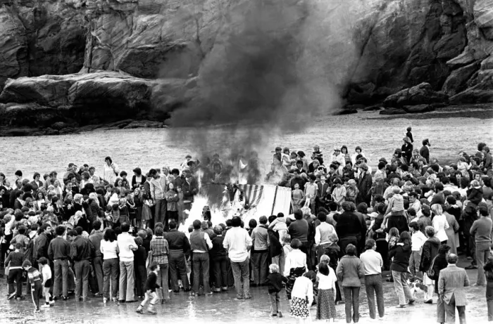 Framed Print : Models of Viking longships are burnt on the beach at Cullercoats Bay in July 1980