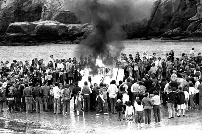 Framed Print : Models of Viking longships are burnt on the beach at Cullercoats Bay in July 1980 Framed Print : Models of Viking longships are burnt on the beach at Cullercoats Bay in July 1980