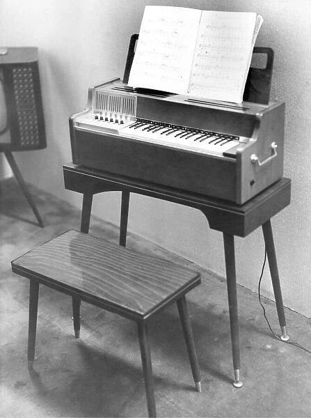 A modern organ which can be played at home by anyone in November 1959. 19  /  11  /  59