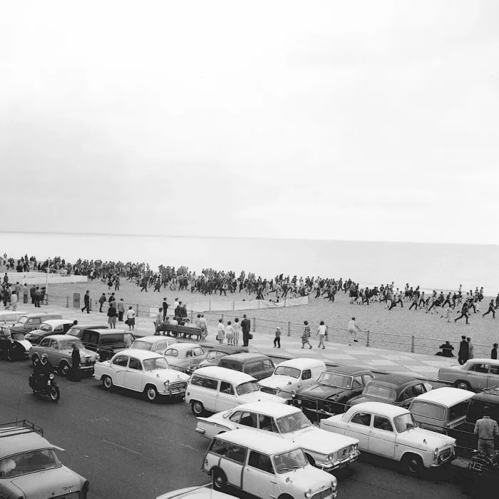 Framed Print : Mods and Rockers clash on the beachfront in Hastings