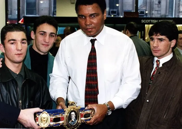 Framed Print : Mohammad Ali ex world champion boxer meets some of the young Scottish boxing stars Framed Print : Mohammad Ali ex world champion boxer meets some of the young Scottish boxing stars