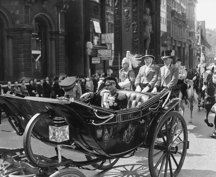 Framed Print : Mohammad-Reza Shah Pahlavi, the Shah of Iran, in procession driving up Ludgate Hill in Framed Print : Mohammad-Reza Shah Pahlavi, the Shah of Iran, in procession driving up Ludgate Hill in