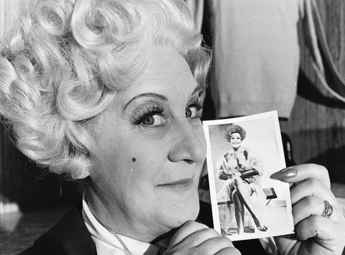 Framed Print : Mollie Sugden actress with a photo - July 1977 Appearing in the television