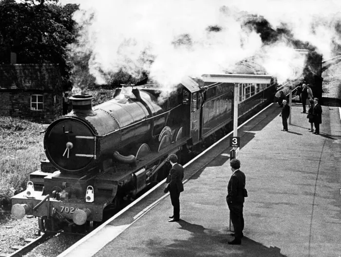 Framed Print : A moment of nostalgia for rail enthusiasts at Hatton near Warwick as the Clun Castle Framed Print : A moment of nostalgia for rail enthusiasts at Hatton near Warwick as the Clun Castle