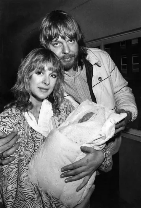 Framed Print : This is the moment that pop star Rick Wakeman and former Page Three pin up Nina Carter Framed Print : This is the moment that pop star Rick Wakeman and former Page Three pin up Nina Carter