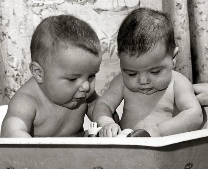 Framed Print : Four month old Lorne Brown (left) and three month old Katherine Weldon taking a bath