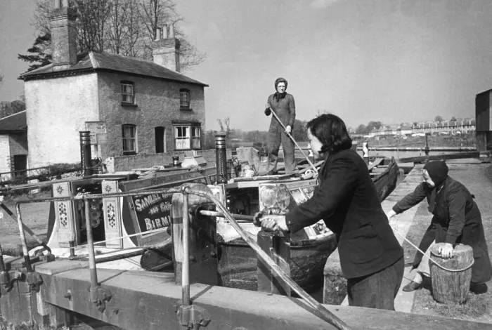 Framed Print : Mother and daughter Captain and crew of a Canal Boat near Kings Langley between London Framed Print : Mother and daughter Captain and crew of a Canal Boat near Kings Langley between London