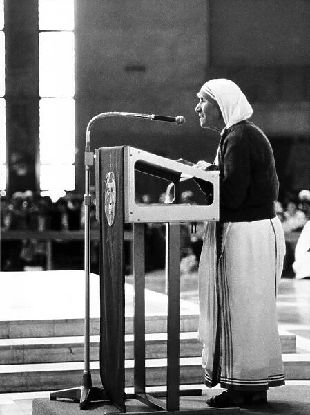 Mother Teresa addressing the Metropolitan Cathedral congregation, Liverpool, Merseyside