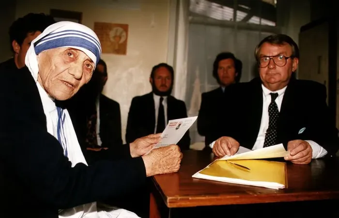 Framed Print : Mother Teresa of Calcutta with the Mirror Group Editorial Manager Allan Shillum Right